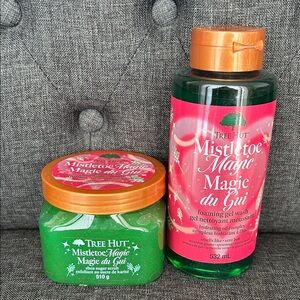 NEW 🆕 Tree Hut Limited Edition Mistletoe Magic Foaming Gel Wash and Scrub Set